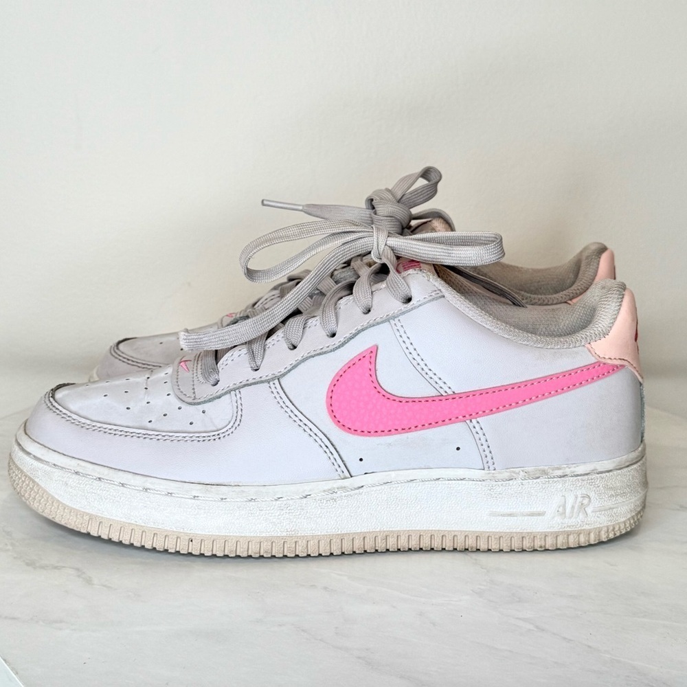 🔥Nike Air Force 1 Sneakers with Pink Swoosh Women’s Sz 5,5 🔥
